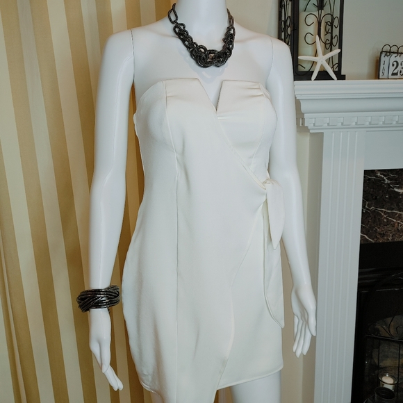 TRIXXI PLUNGE SIDE KNOT SLEEVELESS MINI DRESS, IVORY 1 - Picture 5 of 16